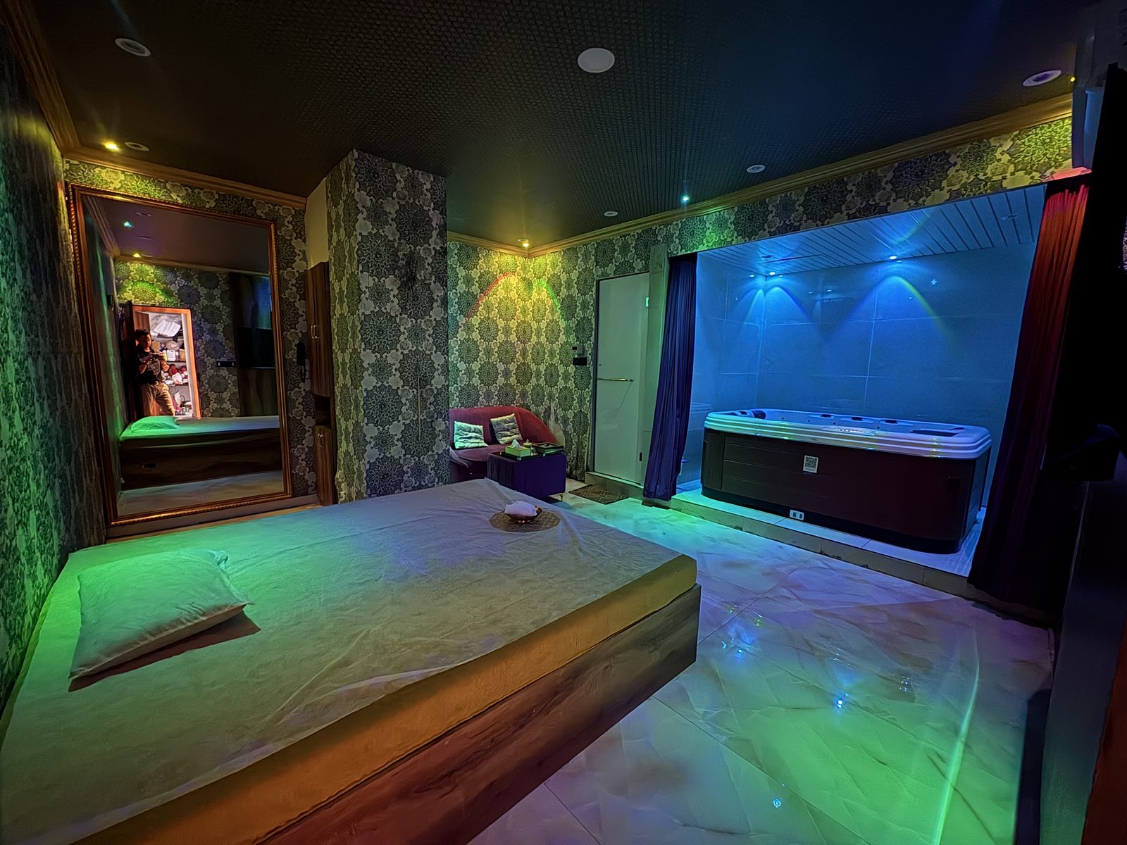 Private suite with massage bed and in-room Jacuzzi
